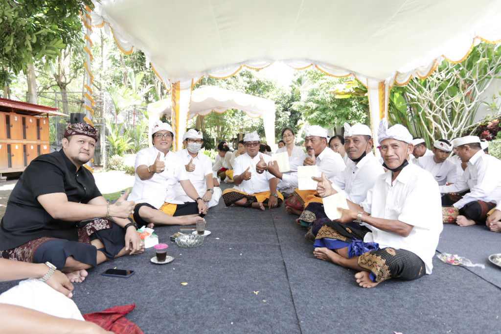 Bupati Giri Prasta Serahkan Hibah Dana Aci Pura Subak